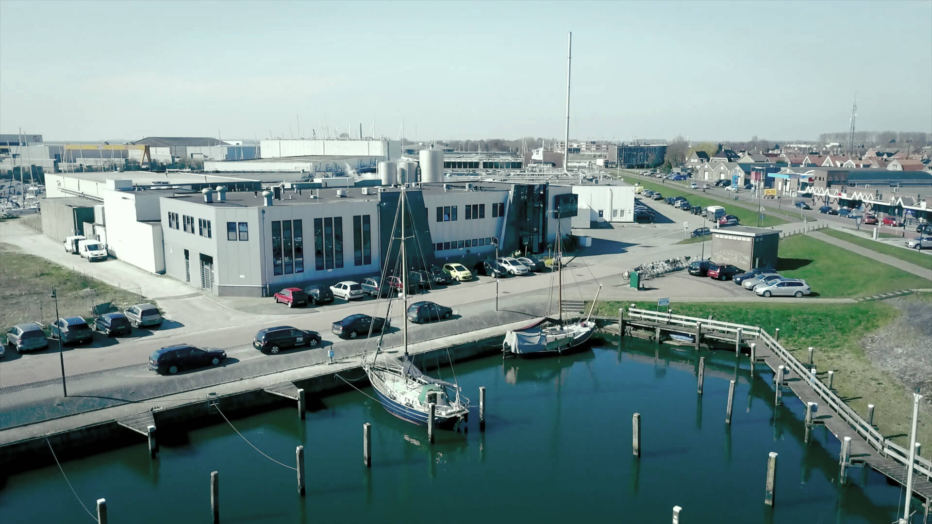 Productielocatie van MOWI Lemmer aan het water